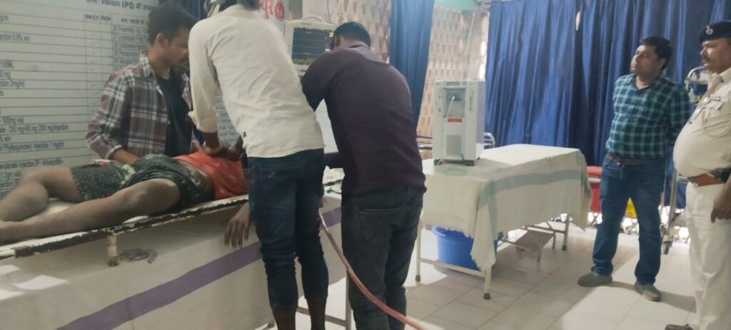 बालू लोड ट्रैक्टर ने मारी पलटी, एक गंभीर रूप से घायल