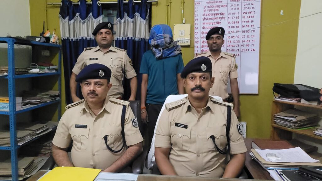 प्रेम-प्रसंग को लेकर युवक पर फायरिंग, एक गिरफ्तार, दूसरा फरार