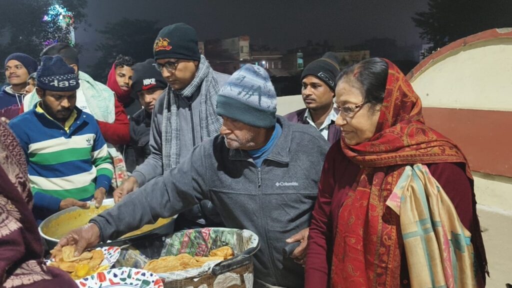 जरूरतमंदो के लिए निःशुल्क भोजन एवं कंबल वितरण
